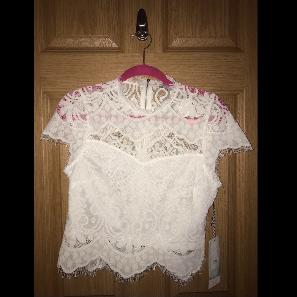 ✨New ✨White lace blouse with sweetheart neck😍